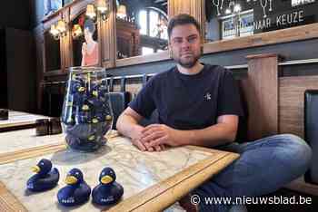 Vincent (38) lanceert opmerkelijk initiatief in Eetcafé Petit Paris: “Met blauw badeendje sta je open voor een tafelgenoot”