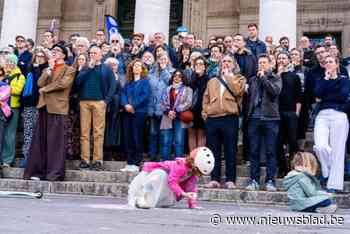 Honderdtal bezorgde burgers betogen aan Brussels Beursplein tegen uitblijven van regering