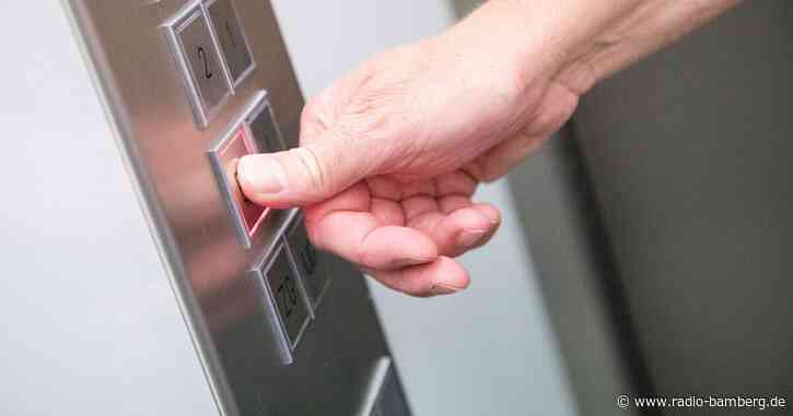 Rettungswagen-Fahrer bleibt bei Einsatz in Aufzug stecken