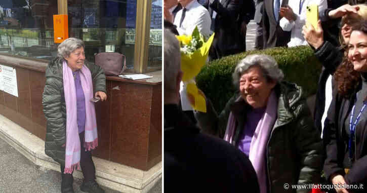 Chi è Carmela Mancuso, la donna coi fiori gialli salutata da Papa Francesco