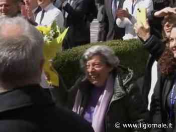 Chi è la signora "dai fiori gialli", riconosciuta da Papa Francesco