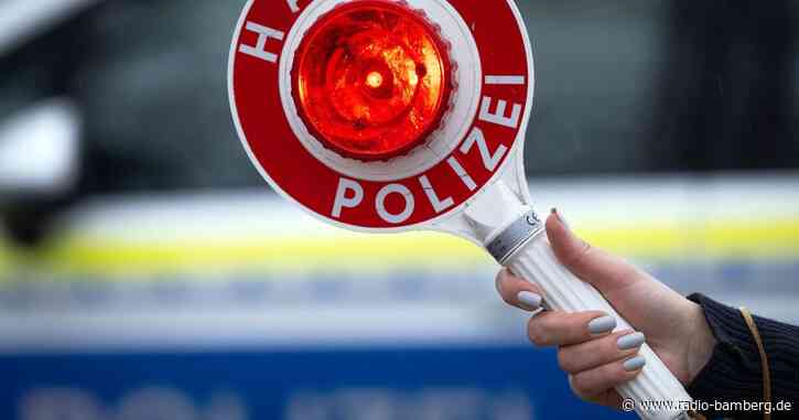 Betrunkener fährt mit nur drei Reifen am Auto