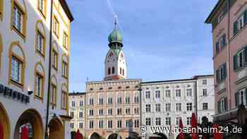 Ekel-Vorfall in Restaurant am Max-Josefs-Platz: Frau (59) pinkelt auf Kissen und haut ab