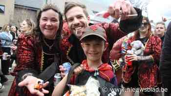 Kinderen gaan met volle zakken snoep naar huis na Mieverse Gooistoet