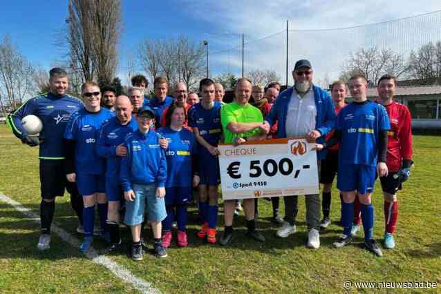 Brandweerkorps speelt tegen G-voetbalploeg en schenkt hen 500 euro