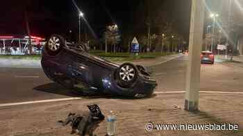 Auto over de kop op de ovonde Wellens