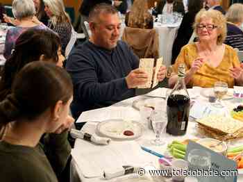 Photo Gallery: Model Passover Seder at Temple Shomer Emunim