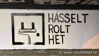 Anonieme street artist deelt opnieuw prikje uit nadat kritische street art door stadsdiensten werd overschilderd: “Hasselt rolt het”