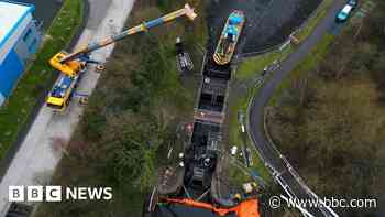 Canal lock gates replaced in 10-week process