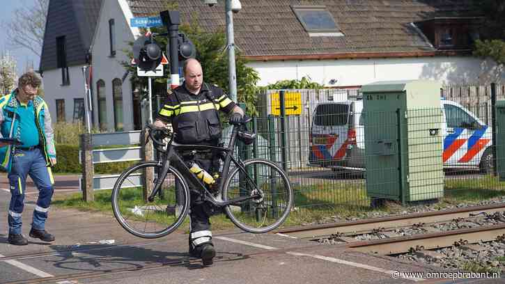 Wielrenner valt bij spoorwegovergang en wordt aangereden door trein