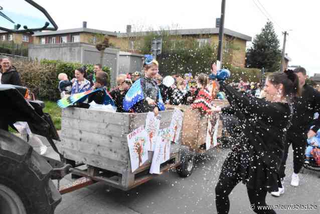 Kleuters ’t Nestje rijden in carnavalspak in pluktreintje door Leerbeek