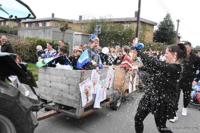 Kleuters ’t Nestje rijden in carnavalspak in pluktreintje door Leerbeek