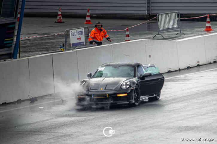 1.000 pk sterke 992 crasht op een nat Assen [Video]