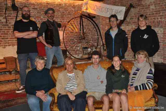 Handige Brecht (36) inspireert dorpsgenoten voor komieke fietsenrace: “We zijn zelf al eens met zo’n tweewieler uit de Ronde gehaald”