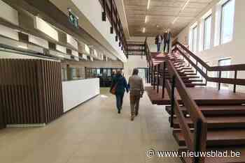 Leeuwenaren ontdekken hun vernieuwd gemeentehuis: “Opvallend meer licht, minder papier en bijna geen kasten meer”