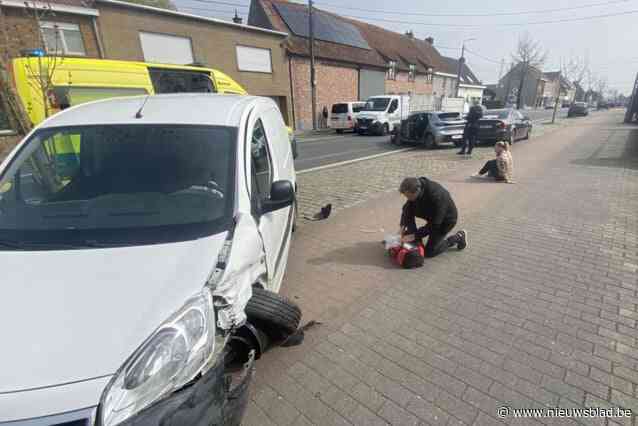 Vrouw naar ziekenhuis na botsing tussen twee auto’s