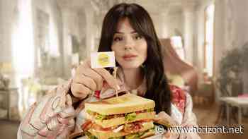 Social-Media-Kampagne: Ruby O. Fee spielt für Golden Toast die Queen of Bread