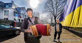 Eduard (71) speelt elke dag Oekraïense liederen voor ambassade, maar Russen zijn niet gek te krijgen
