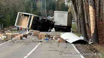 Vollsperrung vor Auffahrt zur B12 nach Lkw-Unfall bei Hohenlinden