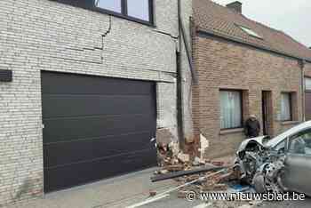 Vrouw wijkt met wagen af van rijvak en eindigt tegen gevel