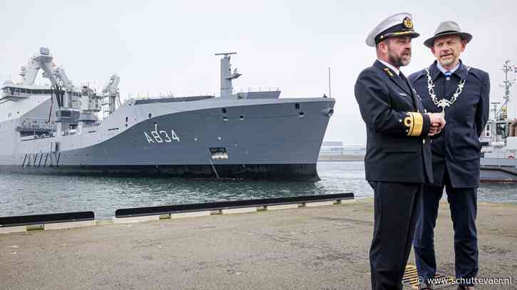 Marineschip Den Helder komt aan in thuishaven Den Helder