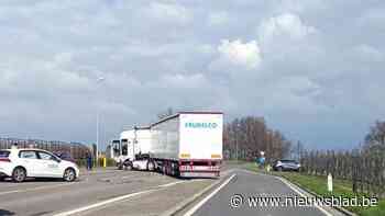 Vrachtwagen en auto botsen in Sint-Truiden, niemand raakt gewond