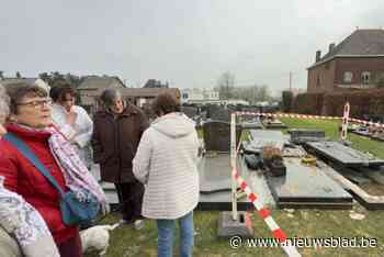 Bejaarde vrouw rijdt geregeld met wagen op kerkhof, tot het misloopt en zes graven vernield raken: “Dit doet veel pijn”