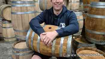 Artiesten Schlagerfestival dansen op wijntonnen van Kontichs bedrijf