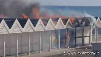 Incendio allo stabilimento balneare Le Dune di Ostia. Cabine in fiamme sulla spiaggia