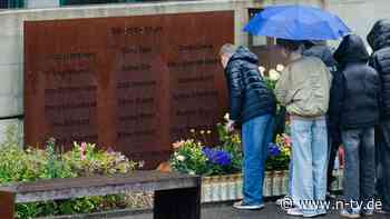 150 Menschen sterben 2015: Gymnasium in Haltern schweigt in Gedenken an Germanwings-Absturz