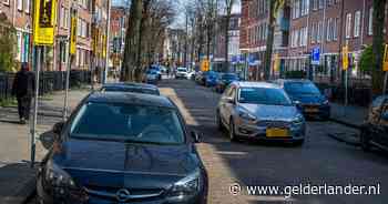 Nog maar acht parkeerplekjes vrij in de hele straat: ‘Bizarre situatie’