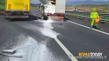 Camionista perde carico di palline di polistirolo in autostrada: code chilometriche in A1