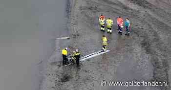 Jongen (10) tot zijn middel in drijfzand: hoe gevaarlijk is het om langs de Waal en Rijn te lopen?