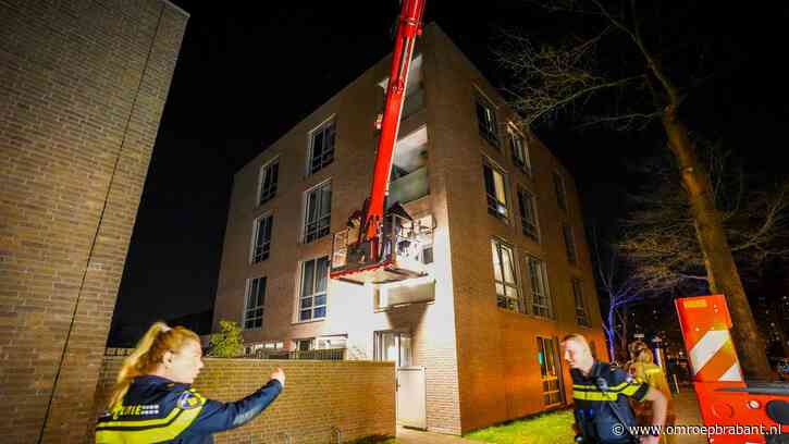 Brand gesticht in trappenhal, bewoners via balkon uit pand gehaald