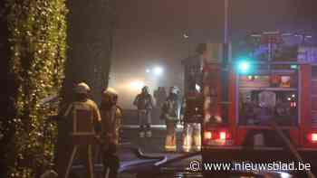 Mest in loods naast kippenstal vat vuur in Minderhout