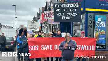 Council 'not listening' over controversial bus gate