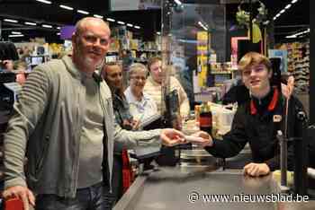 Inwoners in de ban van heemkundige stickeractie: “We sparen met familie voor vier volle boeken”