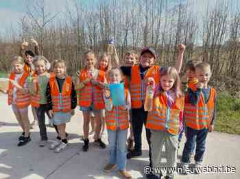 Leerlingen basisschool lopen een mijl in andermans laarzen en dragen water naar school