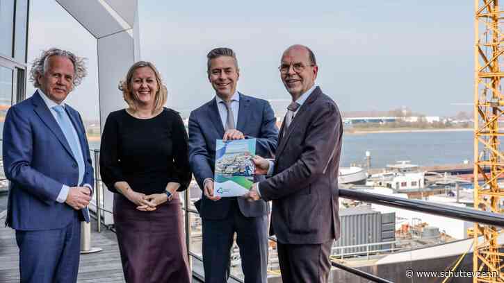 SGP-fractievoorzitter Chris Stoffer bezoekt haven Werkendam