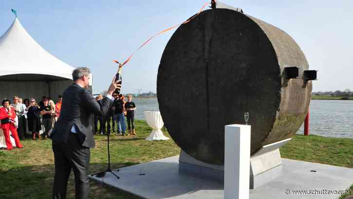 Commissaris van de koning doopt maritiem monument in Hardinxveld-Giessendam
