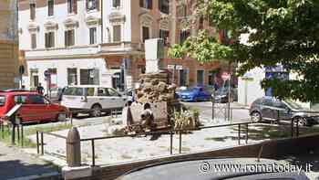 Paura a Torpignattara: uomo si arrampica sul monumento del Cannone e minaccia di togliersi la vita