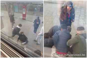 Alweer vechtfilmpje opgedoken: politie zoekt twee verdachten die 17-jarige klappen geven op perron