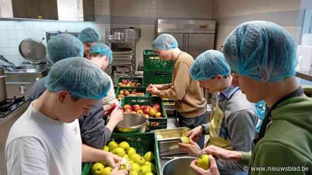 Leerlingen KSOM-scholen verwerken 160 kilogram appelen tot zelfgemaakte confituur: “We hopen 1.200 potjes te produceren”