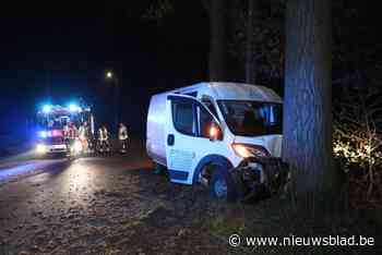 Koerier gewond na frontale botsing tegen boom