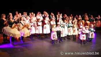 Gelmel maakt van marktbezoek zwierige Vlaamse kermis: 86 dansers en muzikanten vieren jubileum op verplaatsing