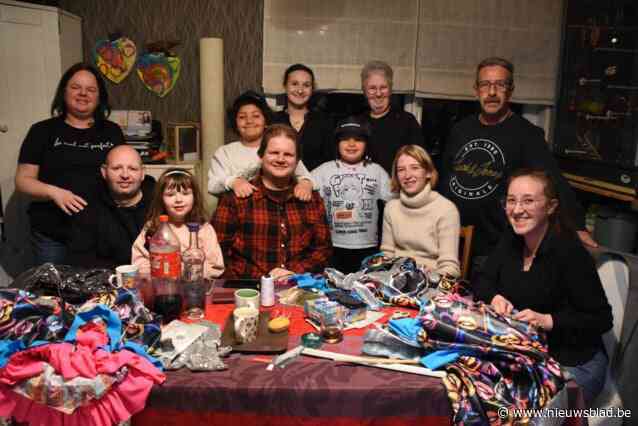 CARNAVAL HALLE. Tes Allemoe Da Ni bouwt discobar met verkiezingspanelen