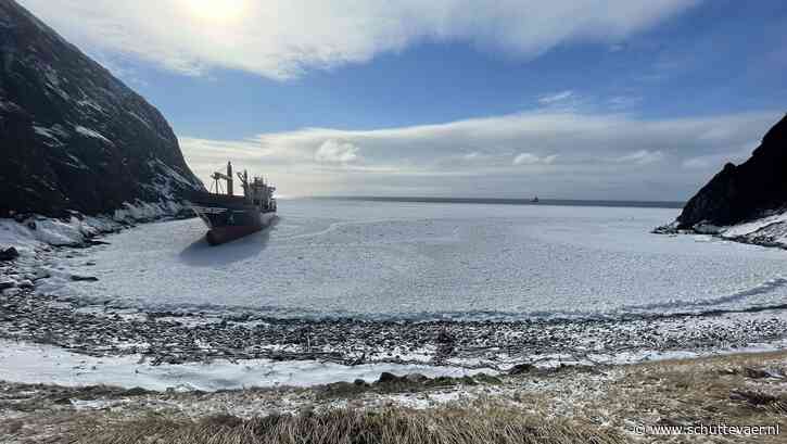 Sleepboot zet losse tanks aan boord gestrande MSC Baltic III