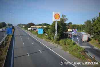 Man wil ‘tafel’ kopen, wordt overvallen door man met pistool die zijn auto steelt