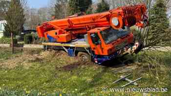 Grote takelwagen gaat van de weg en belandt op hellende berm in Lummen