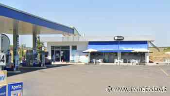 Ladri al bar del distributore di carburante rubano sigarette e gratta e vinci